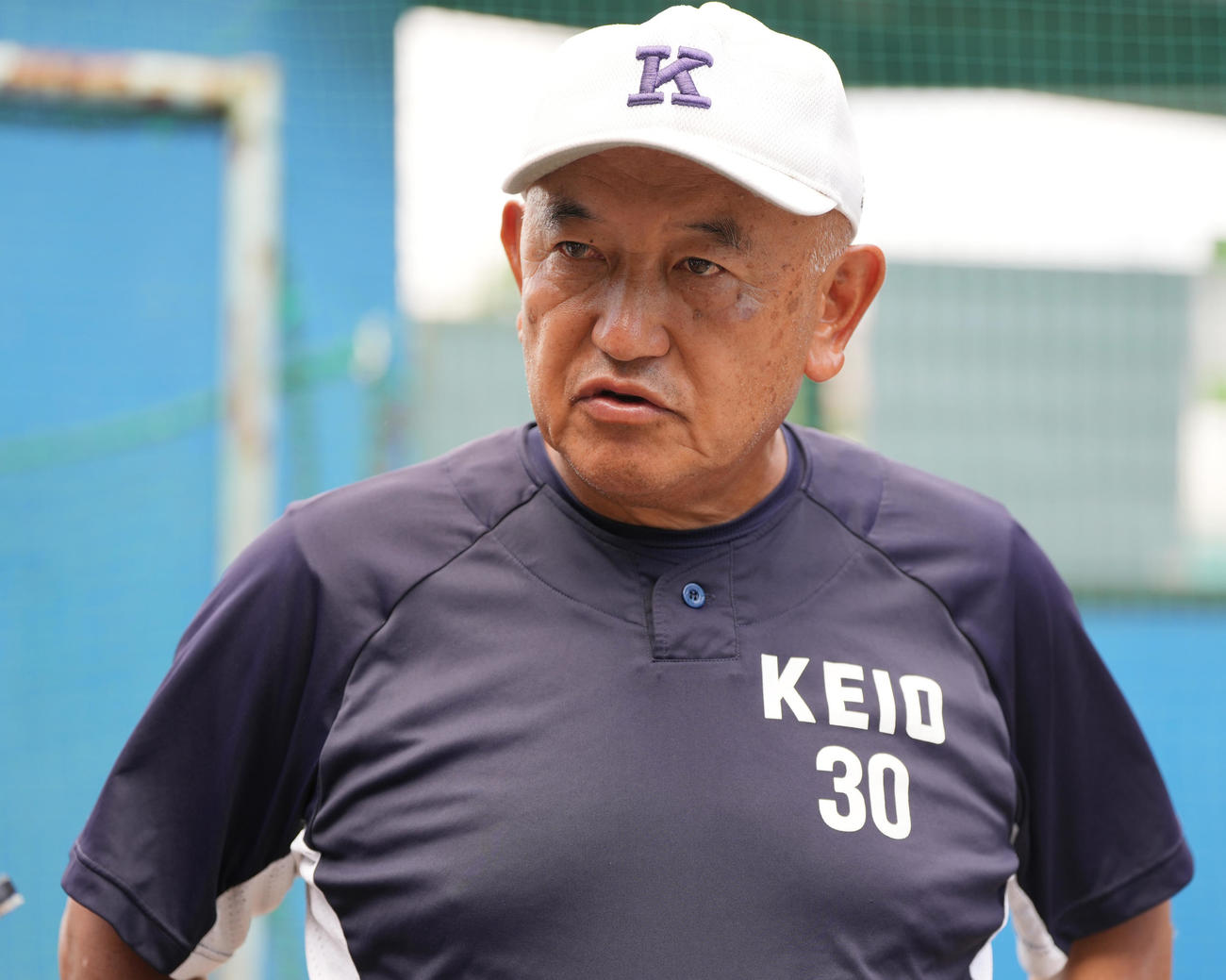 取材に応じる慶大・堀井監督（撮影・鈴木みどり）