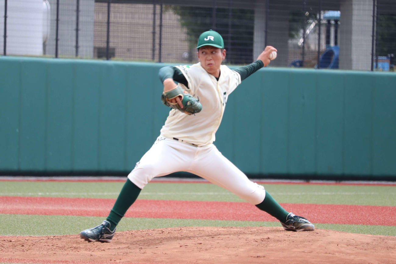 5安打2失点で完投勝利のJR東日本の先発、西居（撮影・保坂淑子）