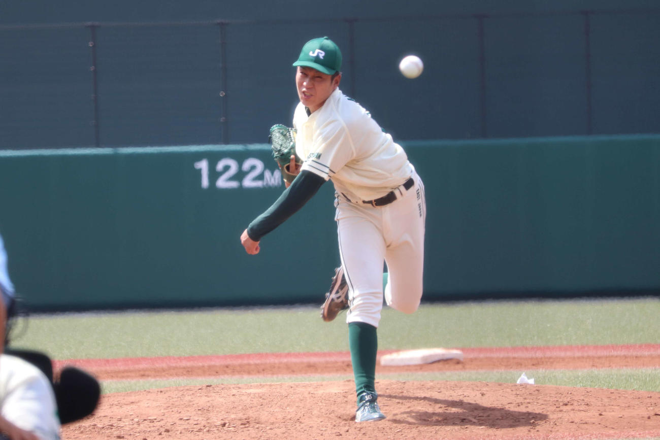 5安打2失点で完投勝利のJR東日本の先発、西居（撮影・保坂淑子）