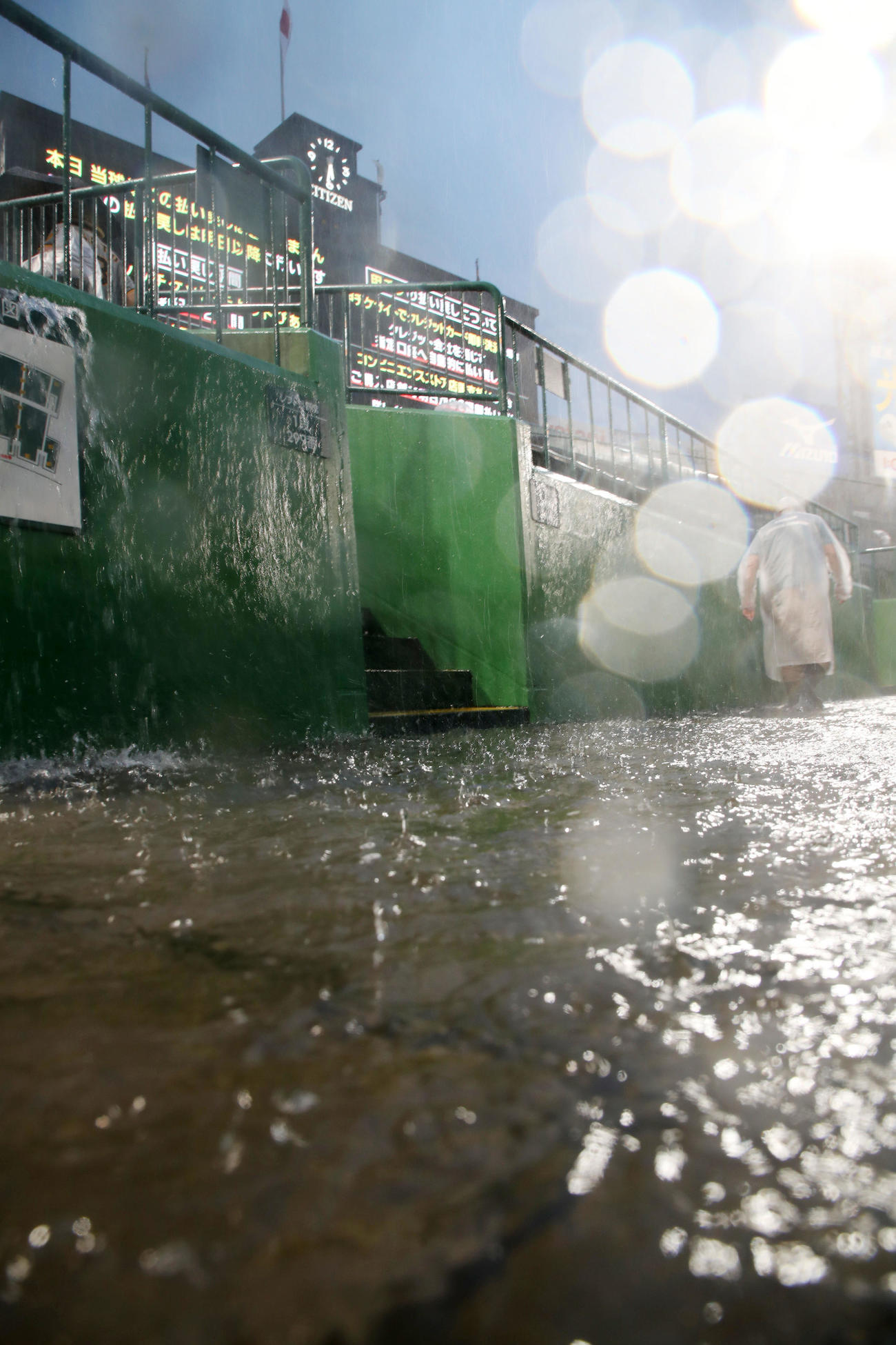 阪神対DeNA　試合前の雷雨で中止となった甲子園球場。外野通路は浸水状態に（撮影・加藤哉）