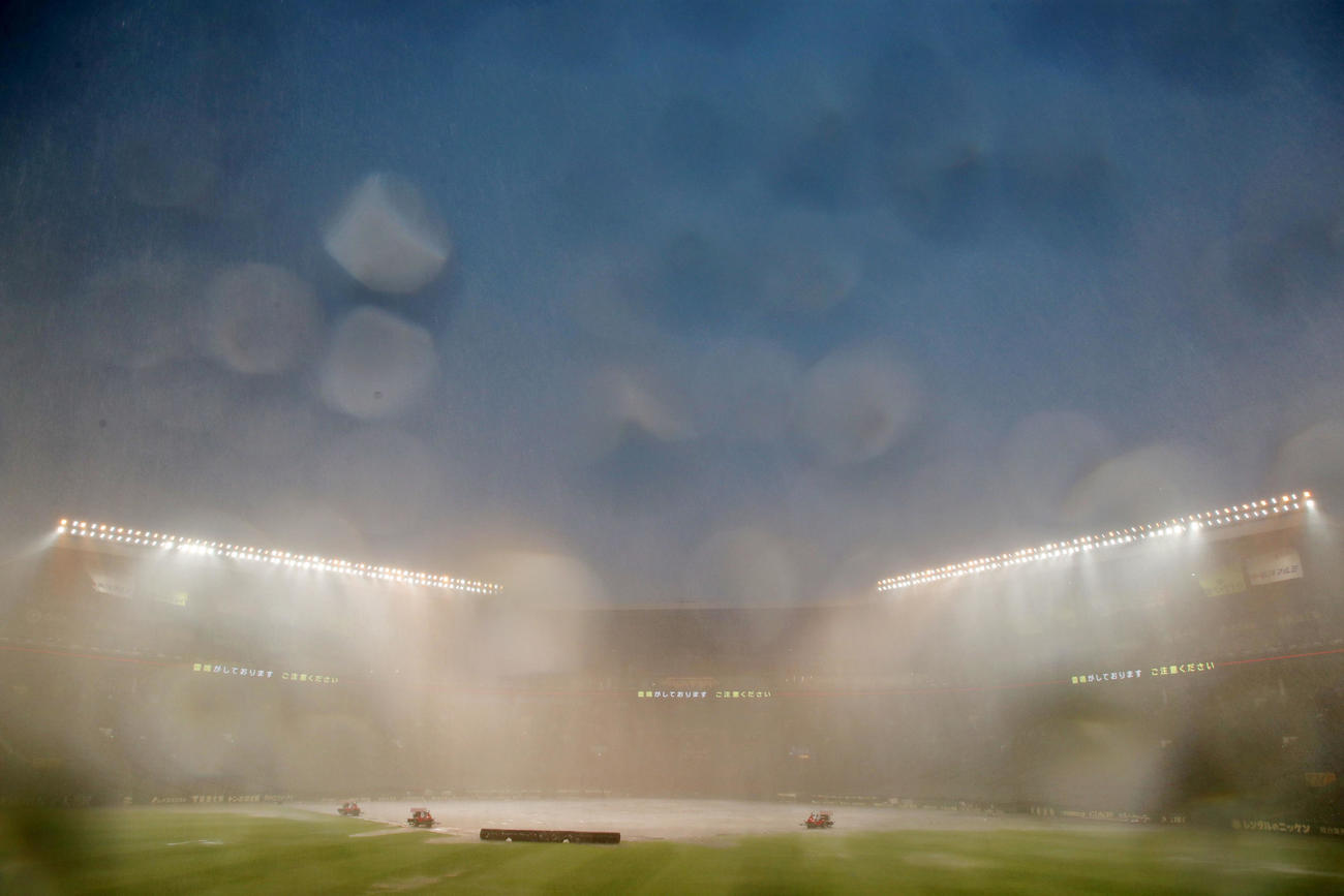 阪神対DeNA　試合前の雷雨で甲子園球場は視界も悪い（撮影・加藤哉）