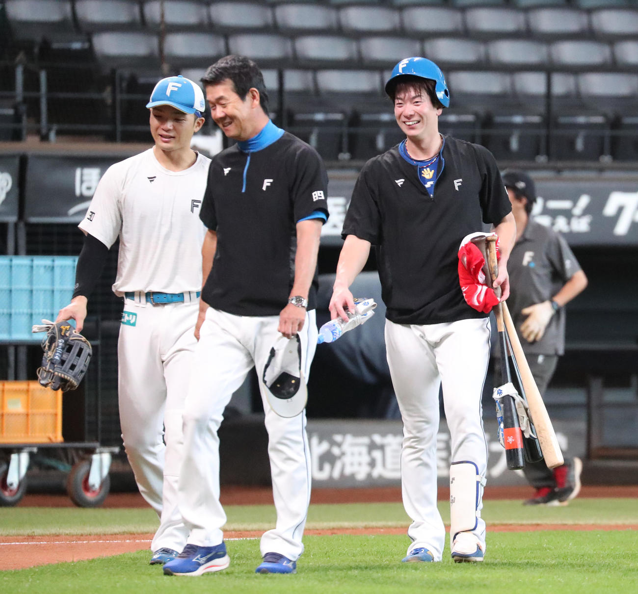 練習を終え引き揚げる日本ハム郡司（左）と松本剛（撮影・佐藤翔太）