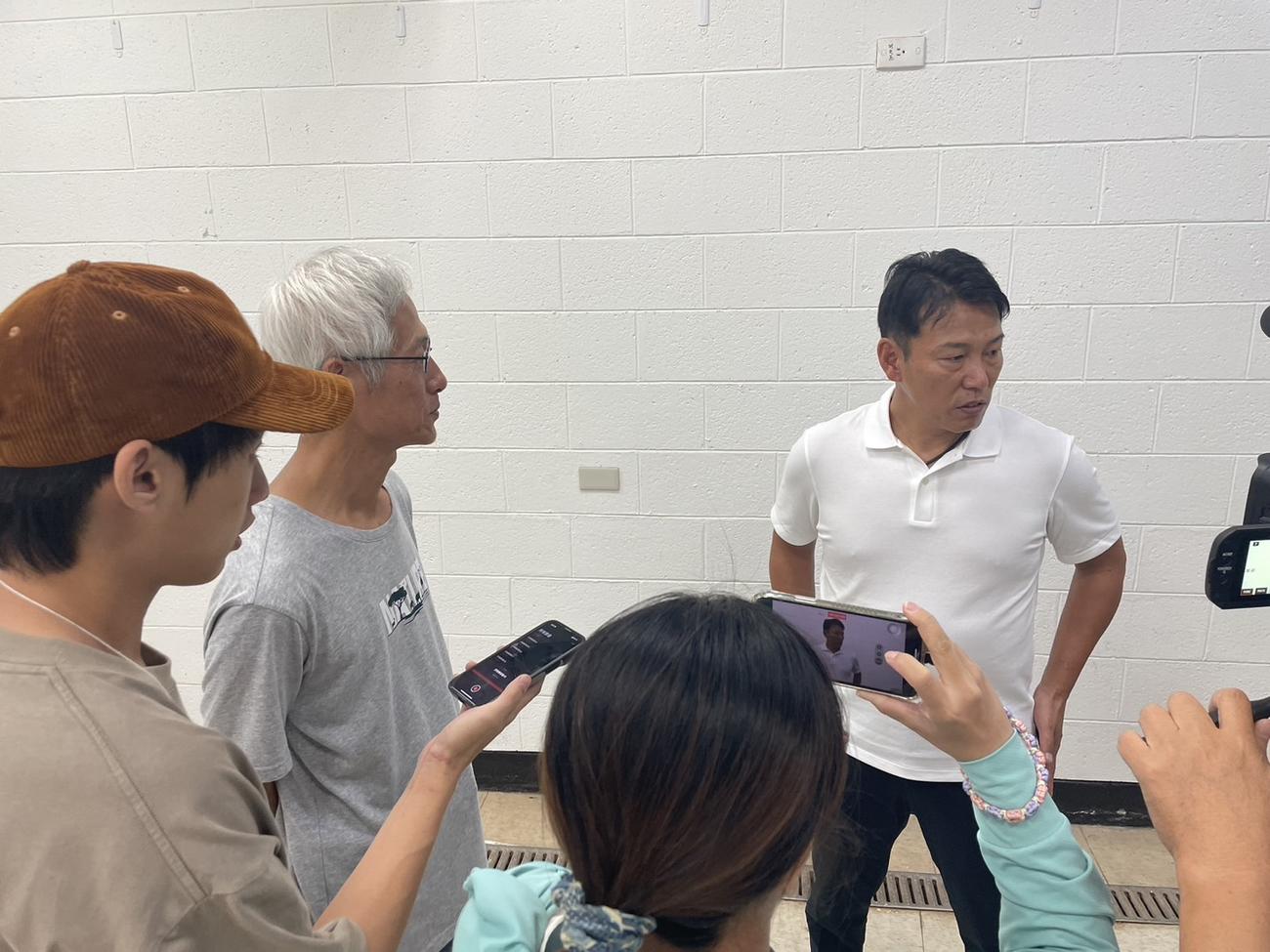 「ラグザス　presents　第3回プレミア12」1次ラウンドで使用する台湾・天母球場を視察し、台湾メディアから取材を受ける侍ジャパン井端監督（撮影・栗田成芳）