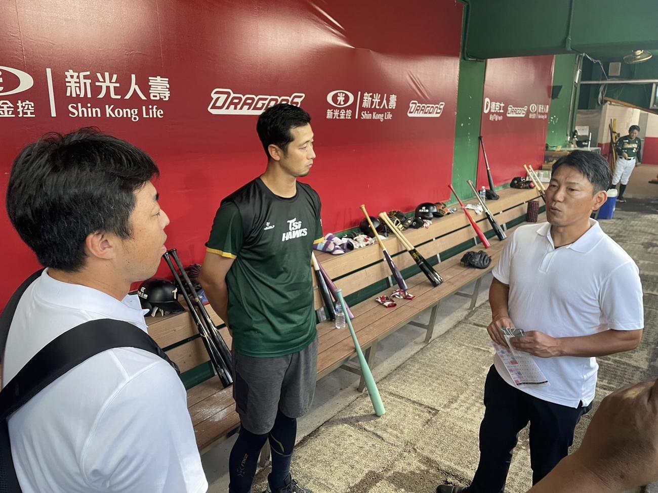 1次ラウンドで使用する台湾・天母球場を視察し、台鋼ホークスでプレーする元オリックス吉田一将（中央）と話す侍ジャパン井端監督（右）と吉見投手コーチ（撮影・栗田成芳）