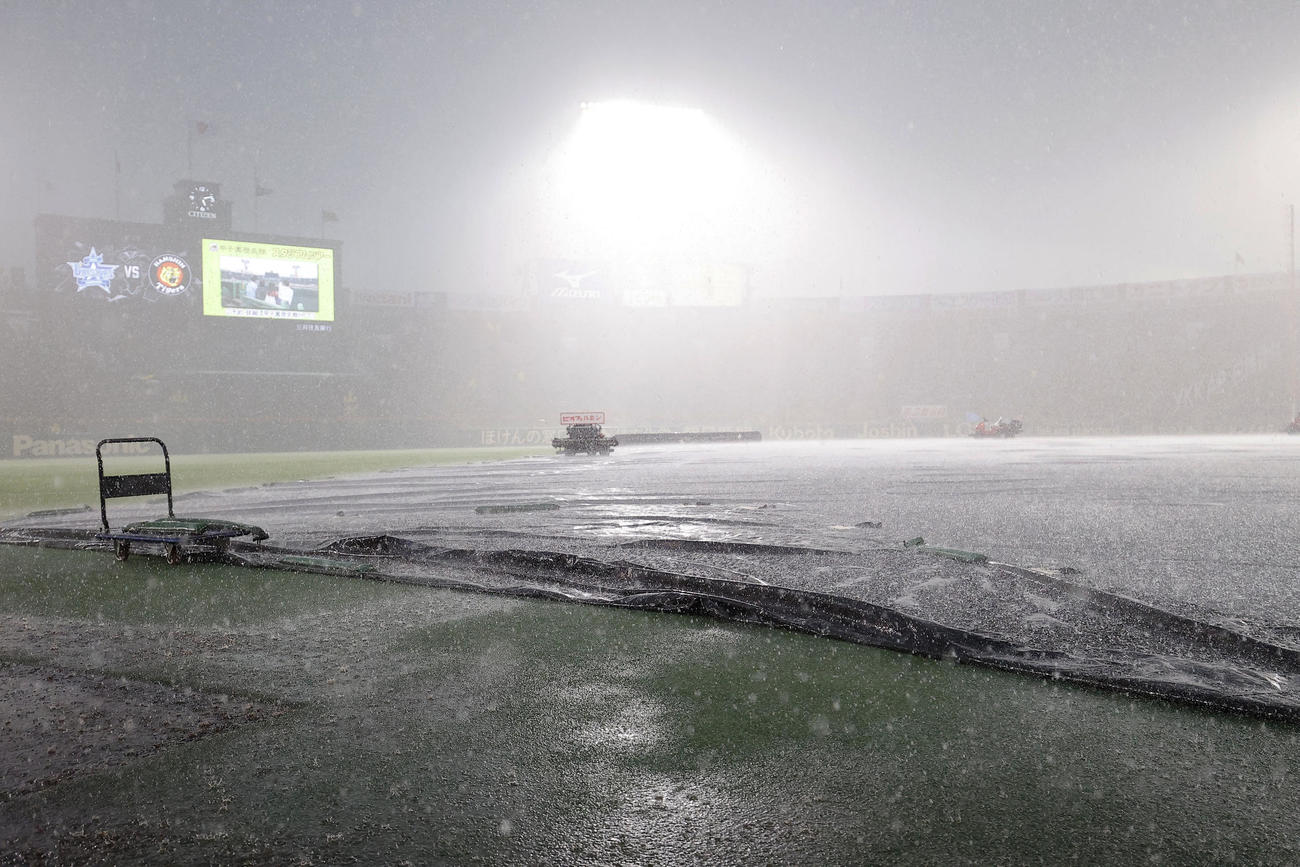 阪神対DeNA　大雨が降り出した甲子園球場（撮影・藤尾明華）