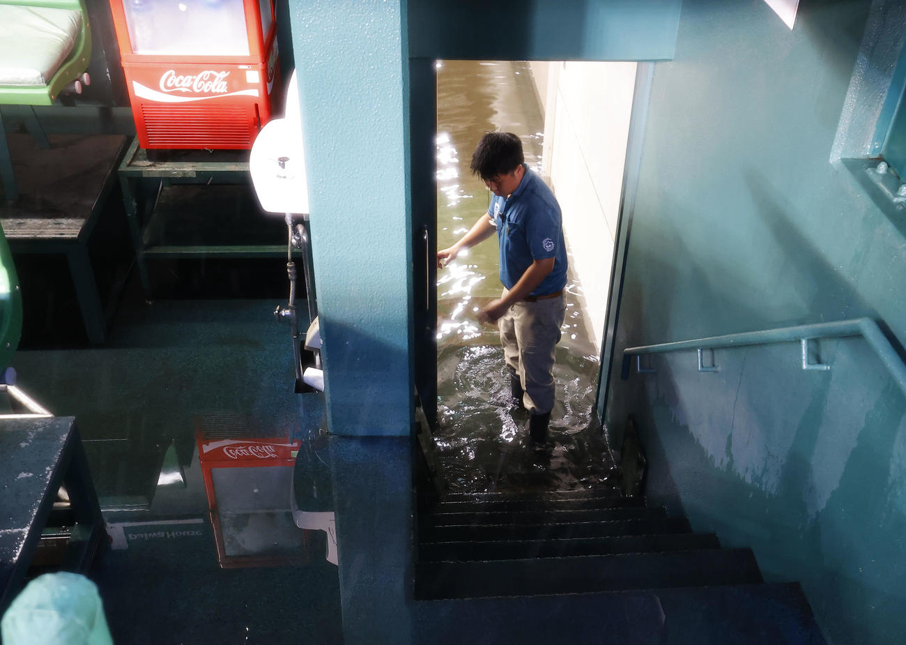 阪神対DeNA　大雨で浸水した阪神甲子園球場のベンチ裏通路（撮影・藤尾明華）