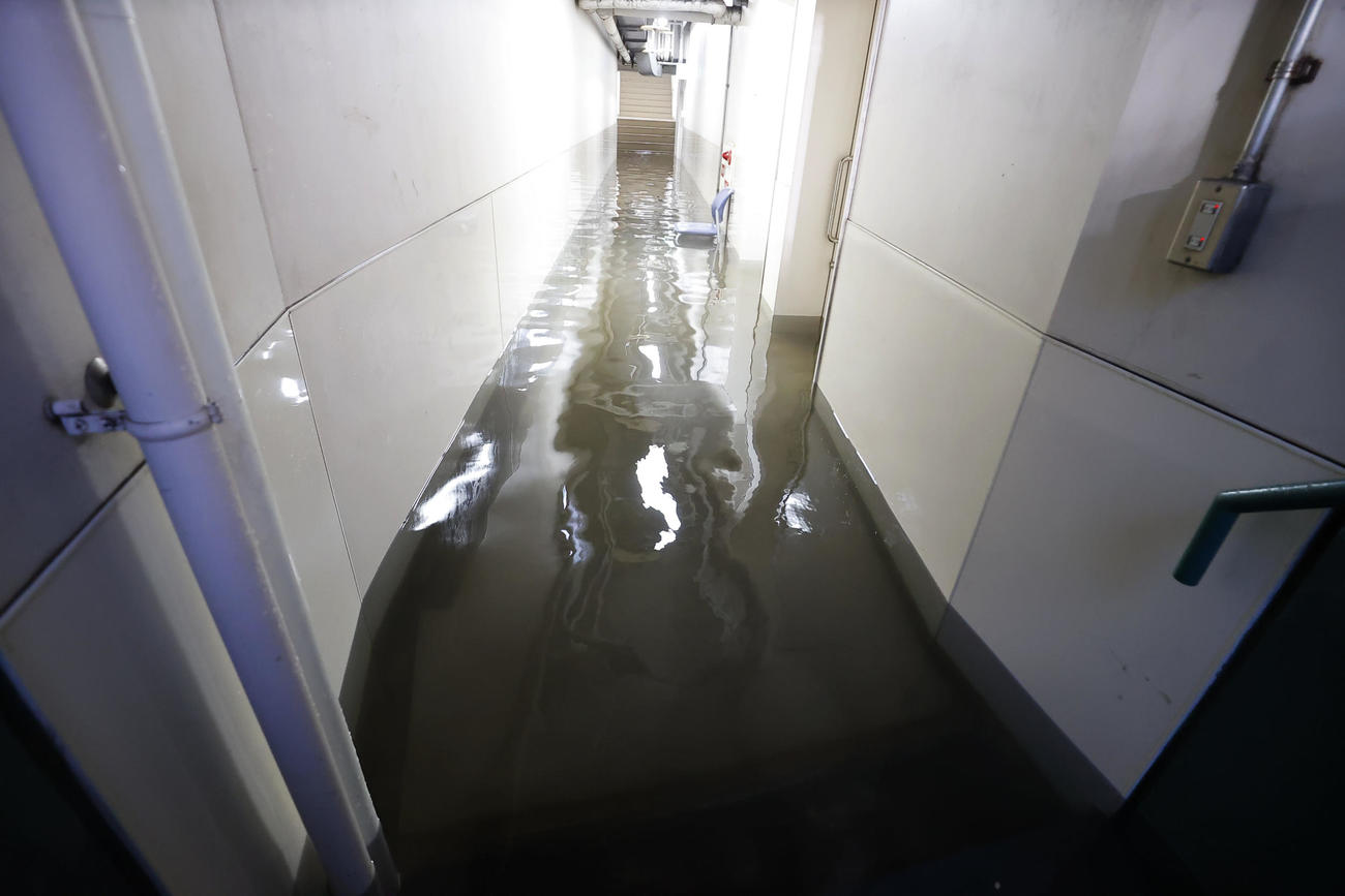 阪神対DeNA　大雨で浸水した阪神甲子園球場のベンチ裏通路（撮影・藤尾明華）