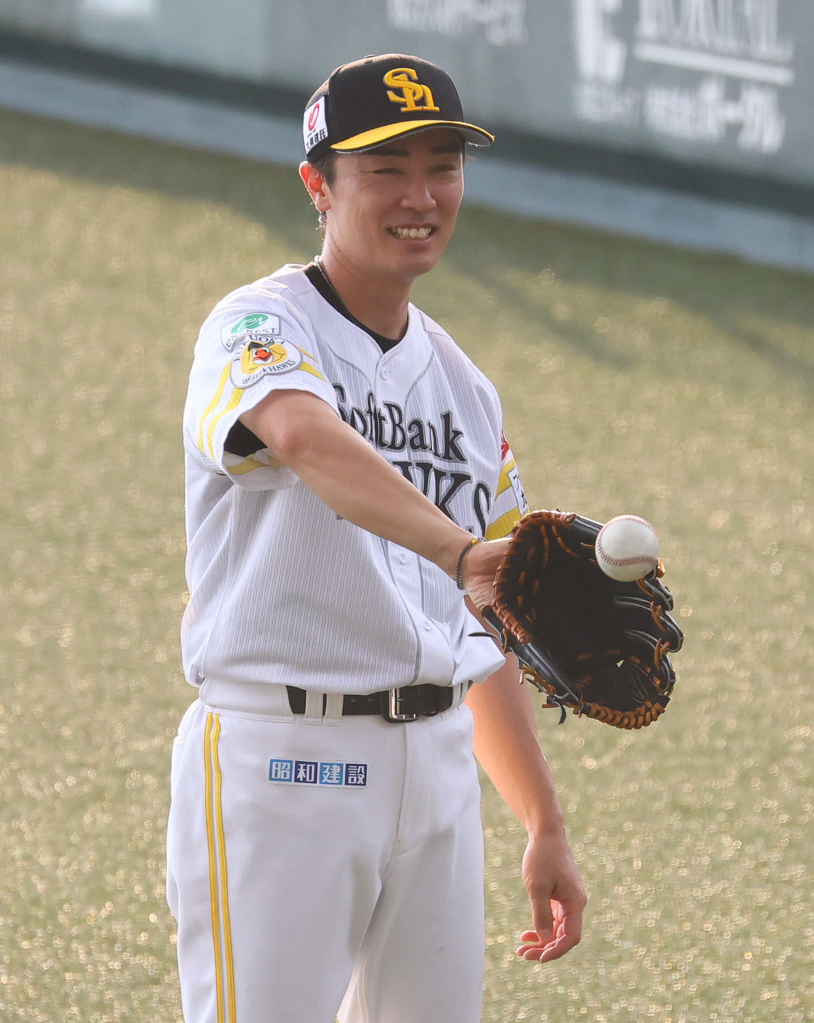 ソフトバンク対徳島インディゴソックス　登板前に笑顔を見せる和田（撮影・梅根麻紀）