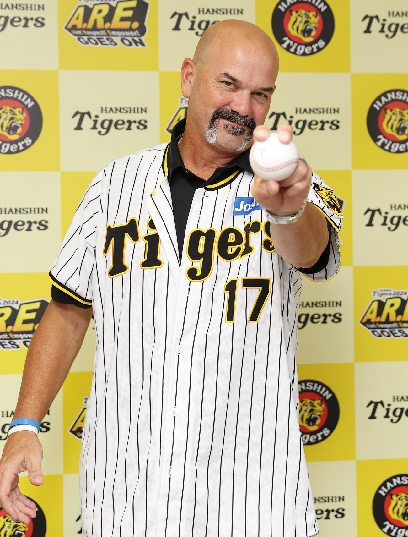 阪神対DeNA　ボールを手に写真に納まる元阪神のムーア氏（撮影・前田充）