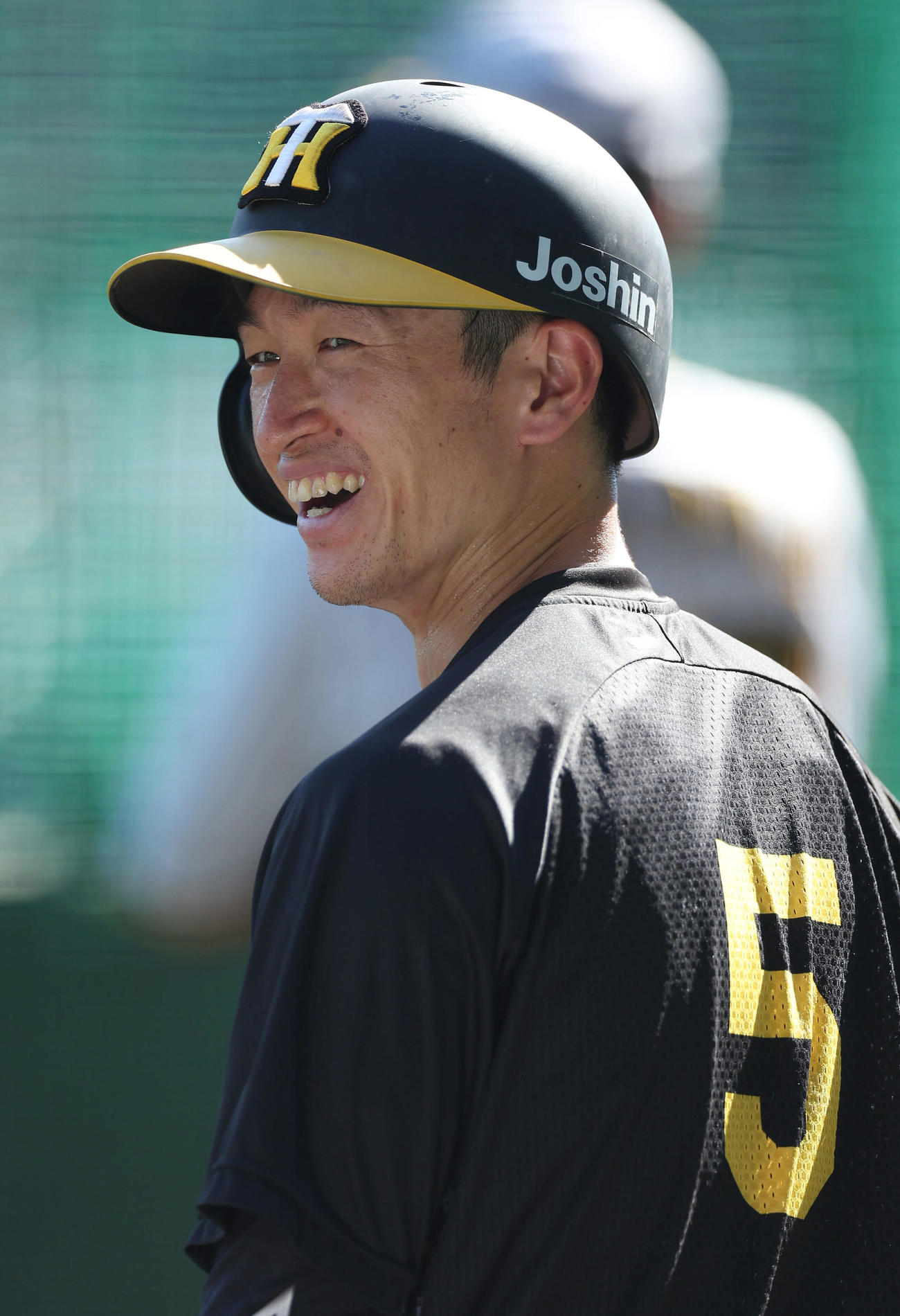 阪神対DeNA　試合前練習で笑顔を見せる阪神近本（撮影・前田充）