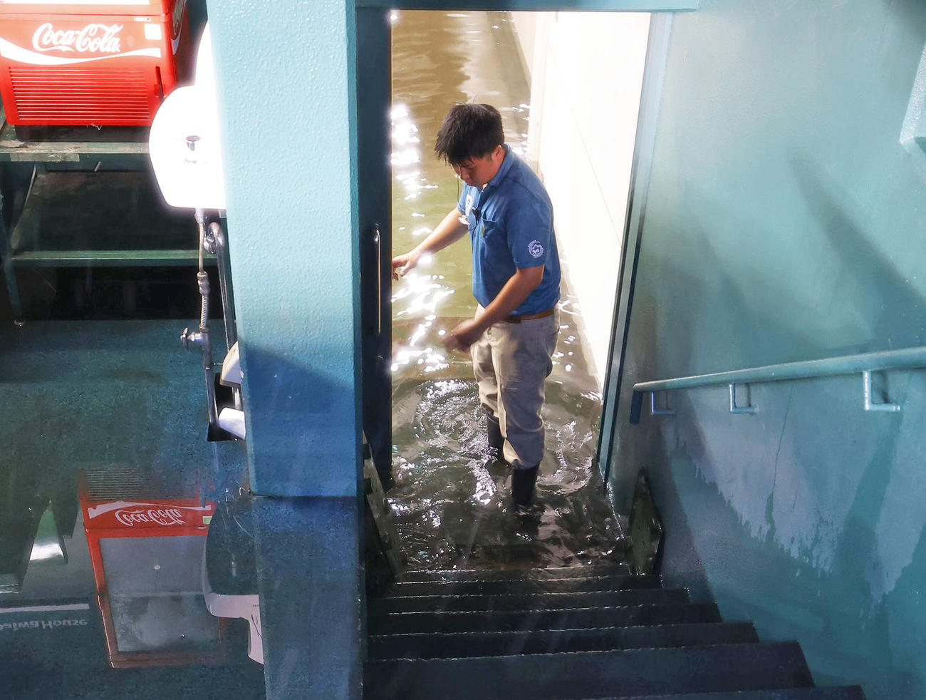 阪神対DeNA　大雨で浸水した阪神甲子園球場のベンチ裏通路（撮影・藤尾明華）