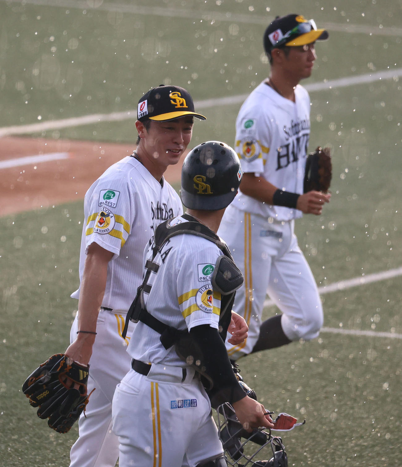 ソフトバンク対徳島インディゴソックス　先発した和田剛は初回を投げ終わり藤田悠捕手と話をしながら引きあげる（撮影・梅根麻紀）