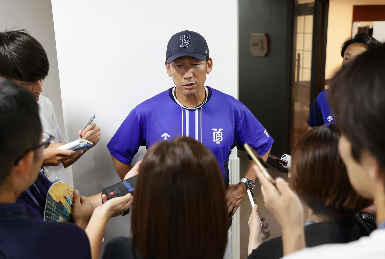 阪神対DeNA　降雨で試合が中止となり、取材に応じるDeNA三浦監督（撮影・前田充）