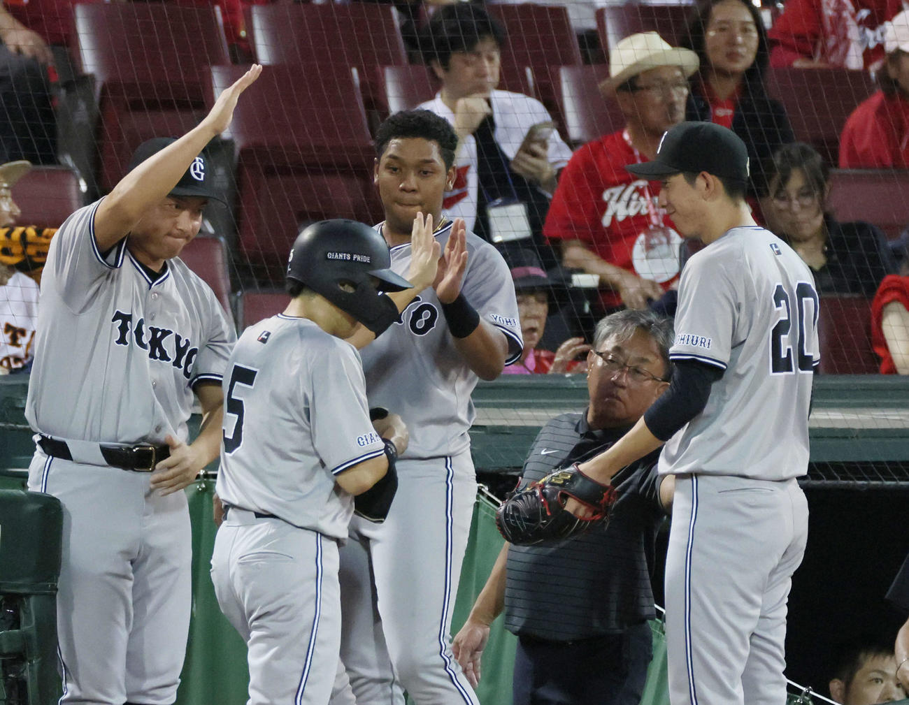 広島対巨人　3回表巨人2死三塁、坂本のセカンド適時内野安打で生還した門脇を迎える先発の戸郷（右）（撮影・加藤孝規）