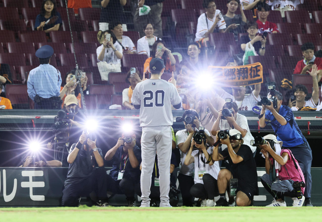広島対巨人　ヒーローインタビューの戸郷。ピカピカ（撮影・加藤孝規）