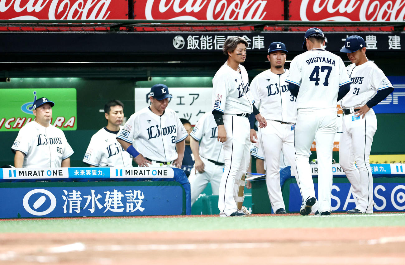 西武対楽天　4回表楽天無死一、二塁、降板する杉山（右から2人目）（撮影・河田真司）
