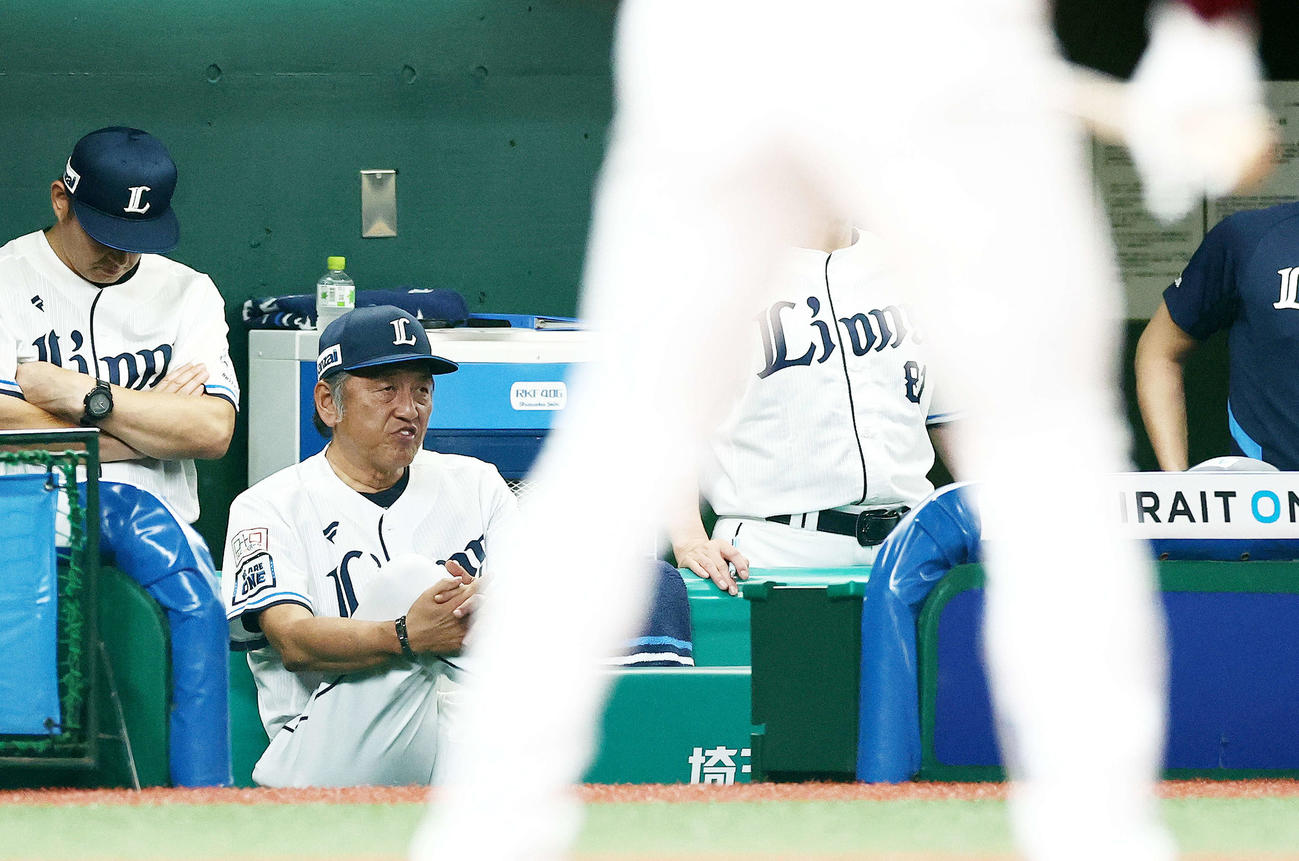 西武対楽天　6回表、戦況を見守る渡辺監督代行（撮影・河田真司）