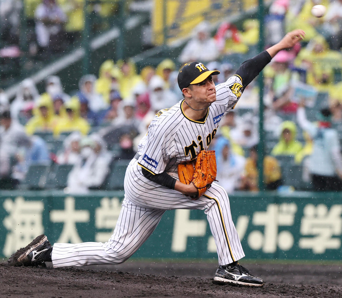 5月13日、雨の中、力投する阪神大竹