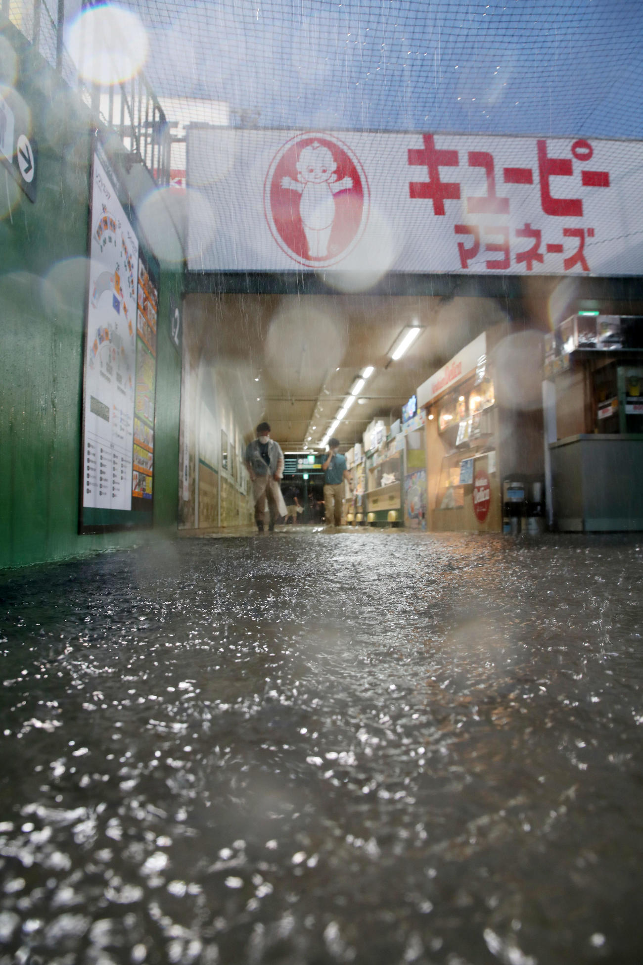 阪神対DeNA　試合前の雷雨で中止となった甲子園球場。外野通路は浸水状態に（撮影・加藤哉）