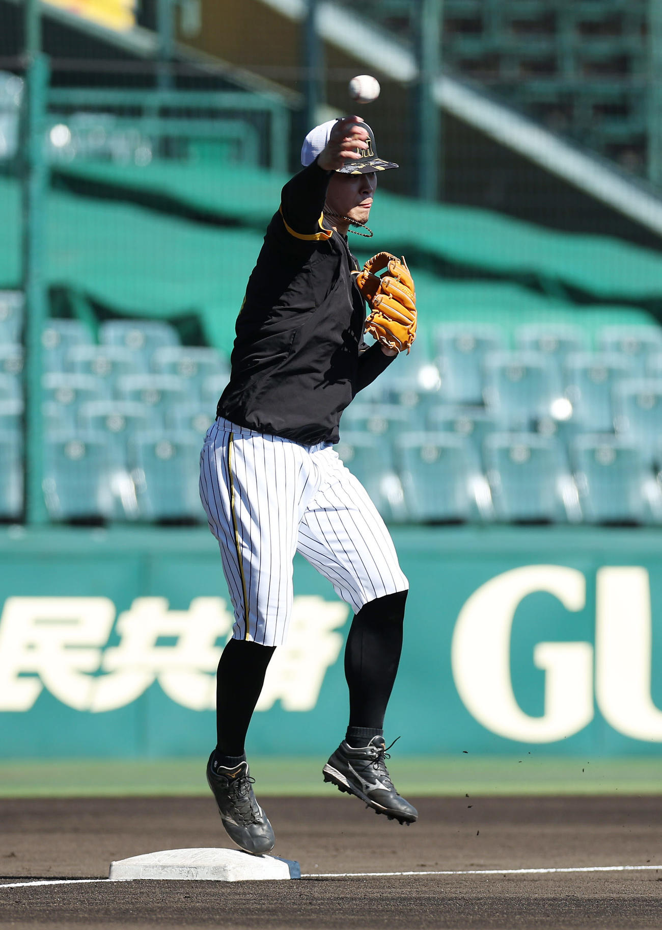 阪神対DeNA　ノックを受ける阪神佐藤輝（撮影・前田充）