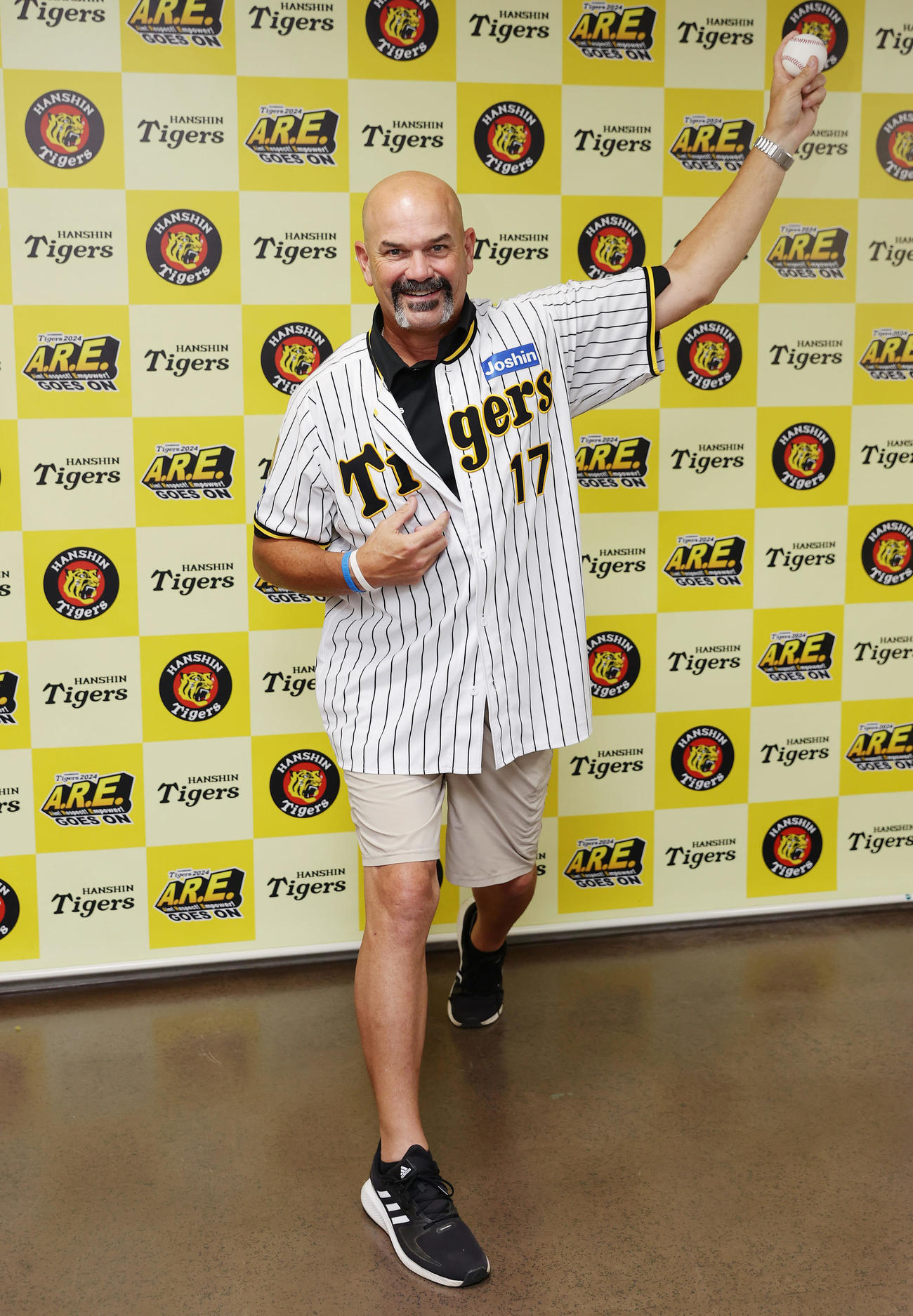 阪神対DeNA　ボールを手に投球フォームで写真に納まる元阪神のムーア氏（撮影・前田充）