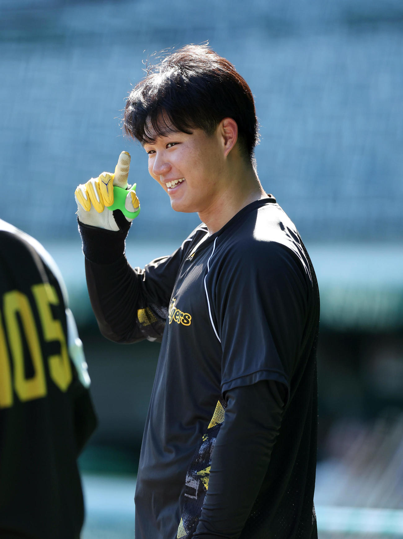 阪神対DeNA　試合前練習で笑顔を見せる阪神森下（撮影・前田充）