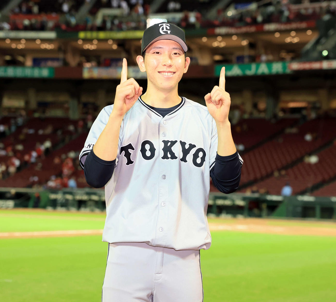 広島対巨人　11勝目を挙げ、笑顔で「11」のポーズをとる巨人戸郷翔征（撮影・浅見桂子）
