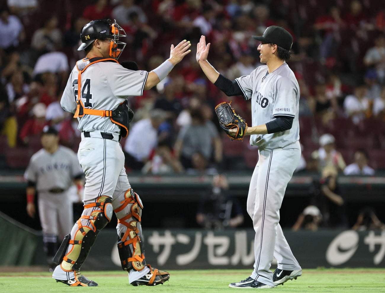 広島対巨人　9回も登板した大勢（右）は大城卓とハイタッチ（撮影・加藤孝規）