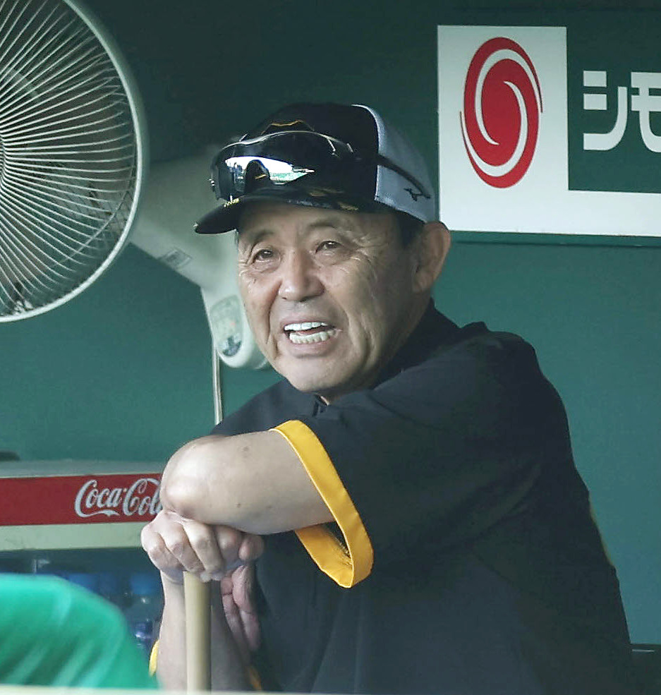 阪神対DeNA　ベンチで笑顔を見せる阪神岡田監督（撮影・前田充）