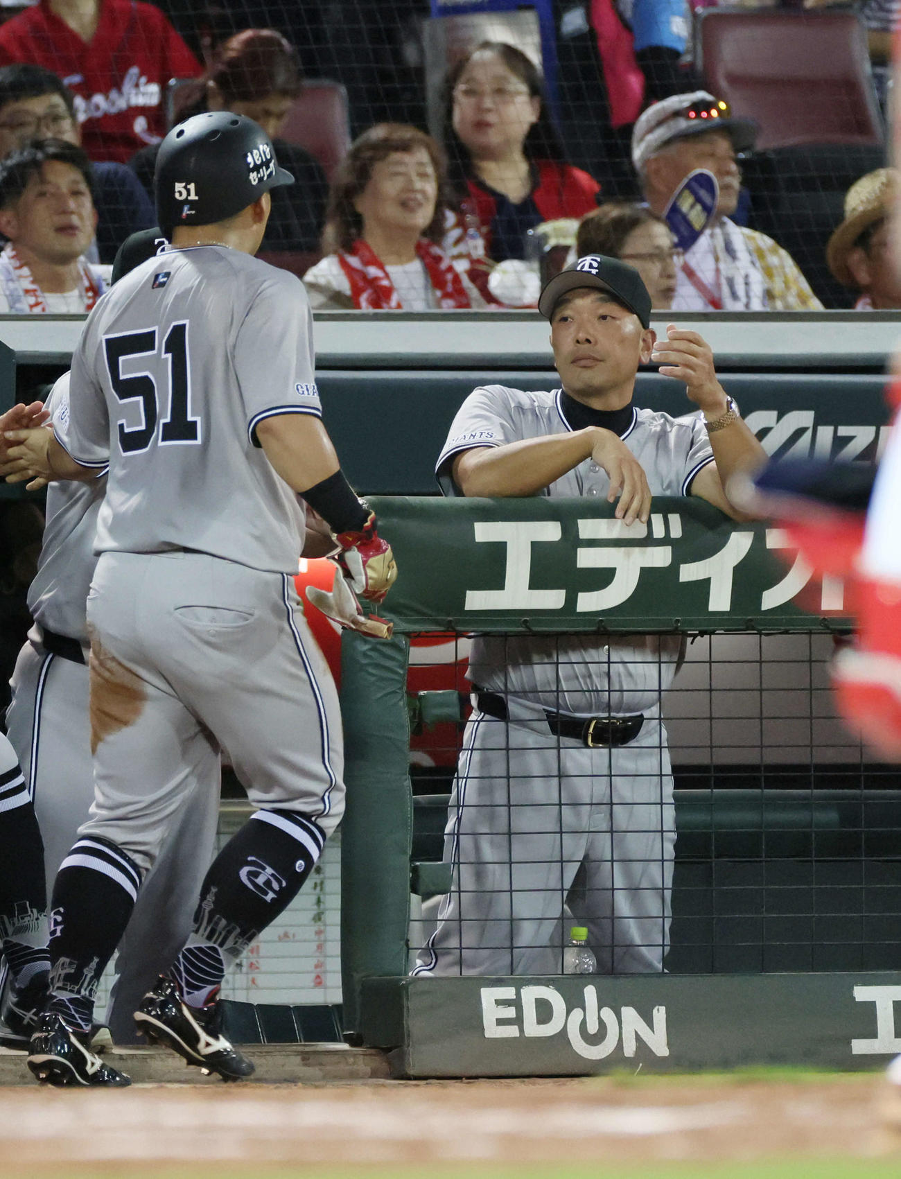広島対巨人　3回表巨人無死二塁、門脇誠は投前内野安打で、床田の悪送球の間に二走の浅野が生還。右は迎える阿部監督（撮影・加藤孝規）