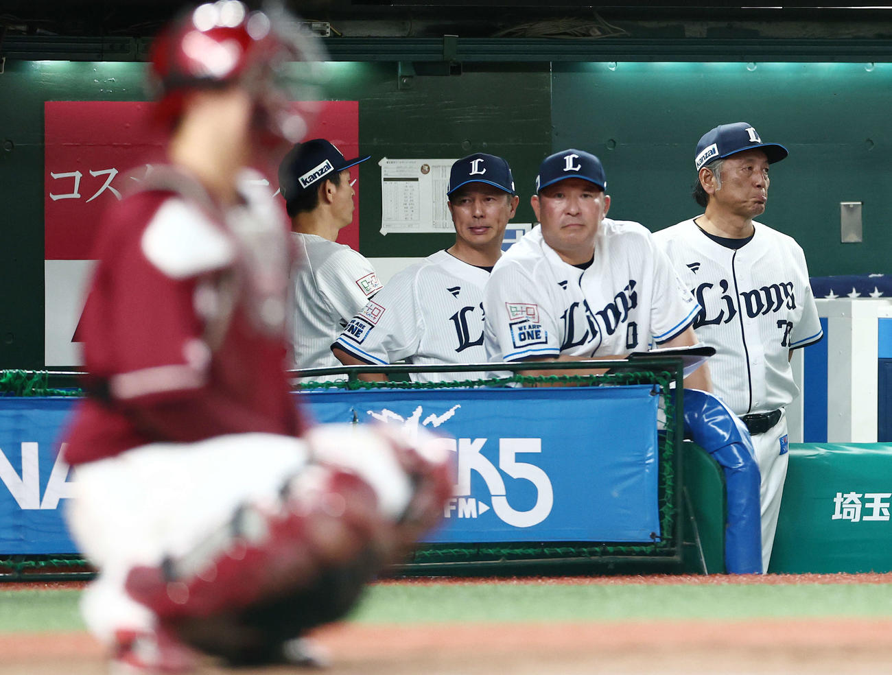 西武対楽天　9回裏、戦況を見守る渡辺監督代行（撮影・河田真司）