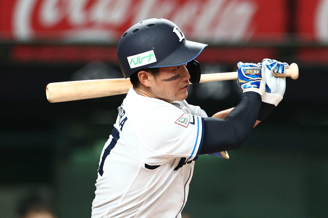 西武対楽天　6回裏西武1死一塁、左前打を放つ野村（撮影・河田真司）
