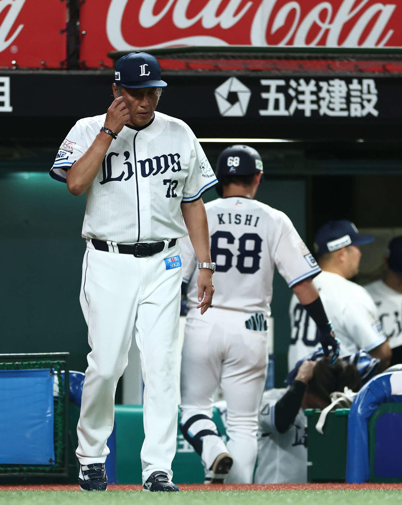 西武対楽天　8回裏を終え、選手交代を告げる渡辺監督代行（撮影・河田真司）