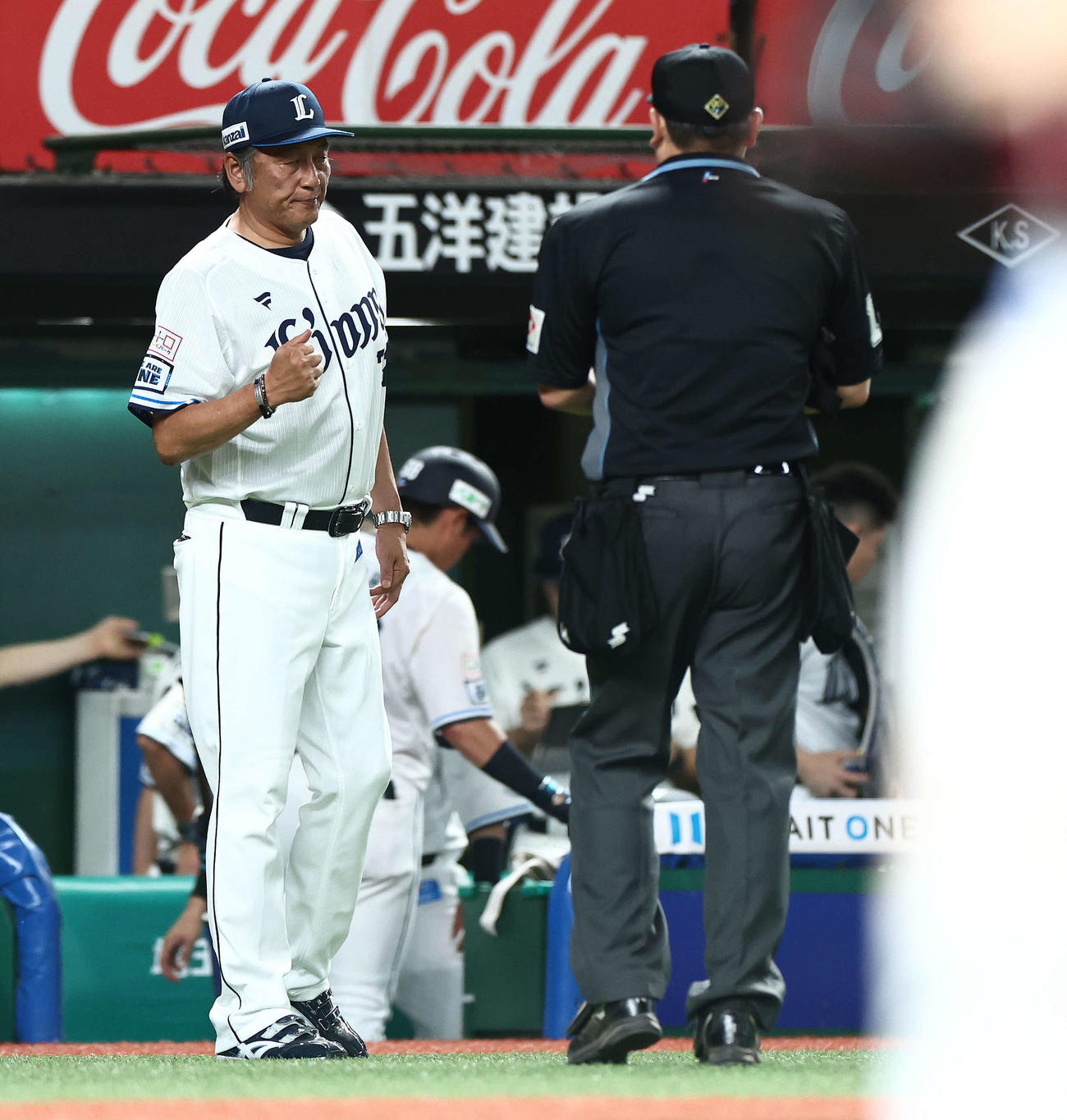 西武対楽天　8回裏を終え、選手交代を告げる渡辺監督代行（撮影・河田真司）