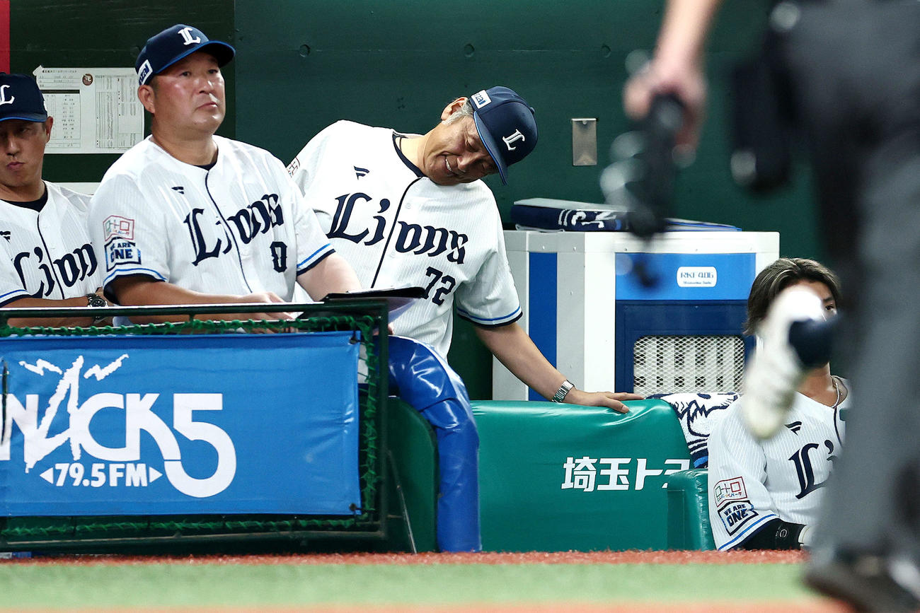 西武対楽天　楽天に敗れ苦笑いを浮かべる渡辺監督代行（撮影・河田真司）