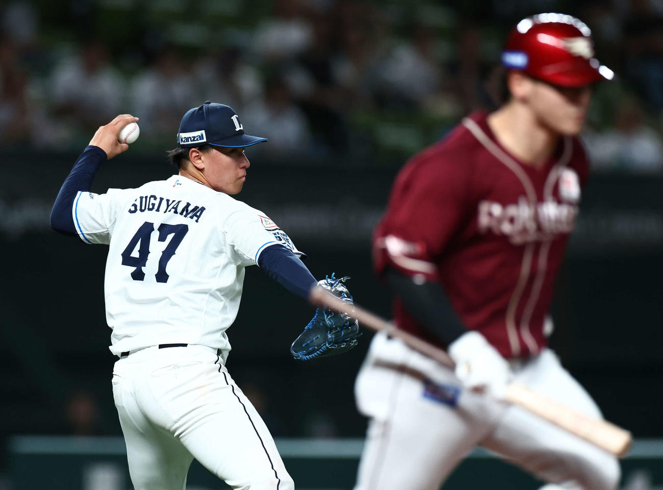 西武対楽天　4回表楽天無死一、二塁、伊藤の送りバントを一塁に送球する杉山（撮影・河田真司）