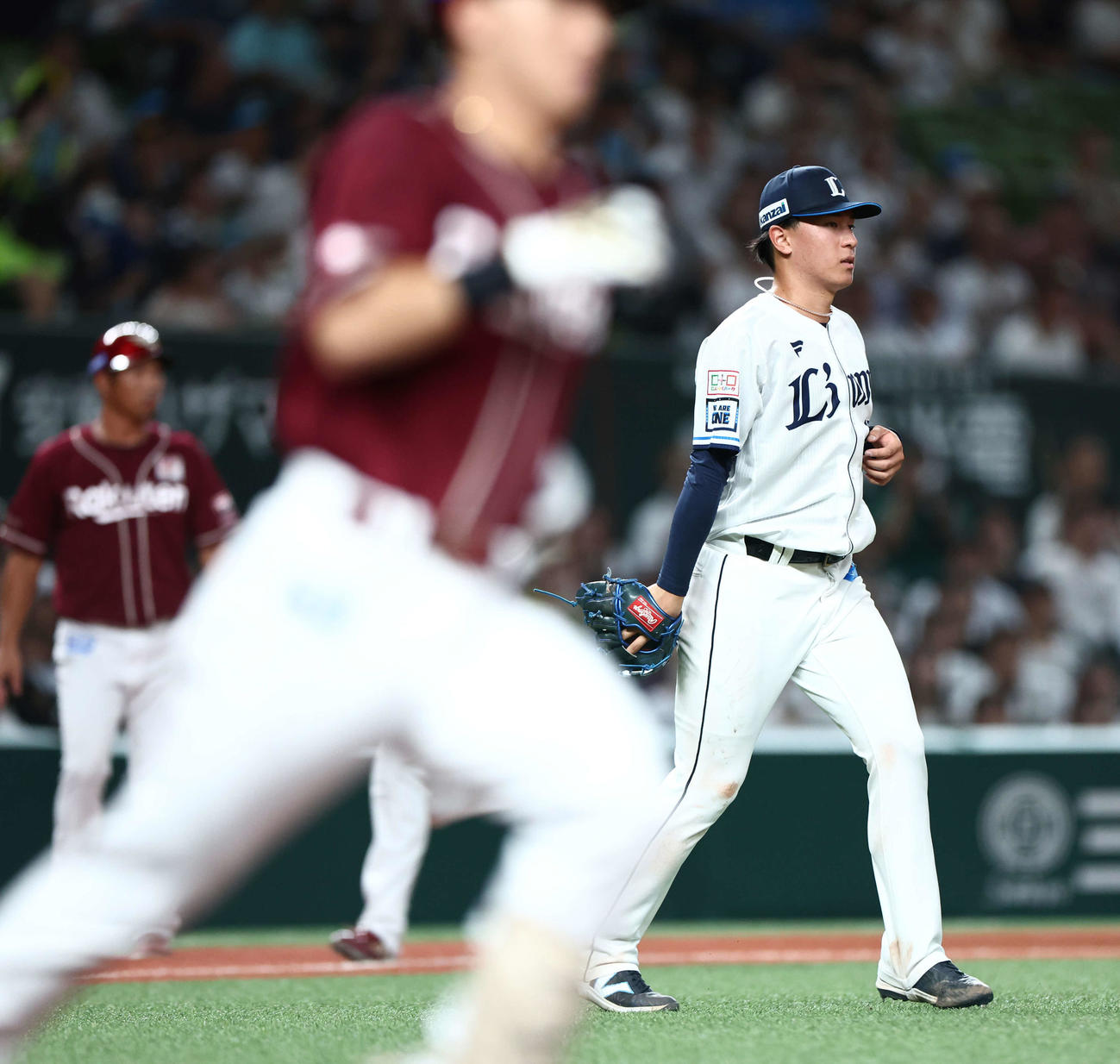 西武対楽天　4回表楽天無死一、三塁、村林に右前適時打を浴びる杉山（撮影・河田真司）