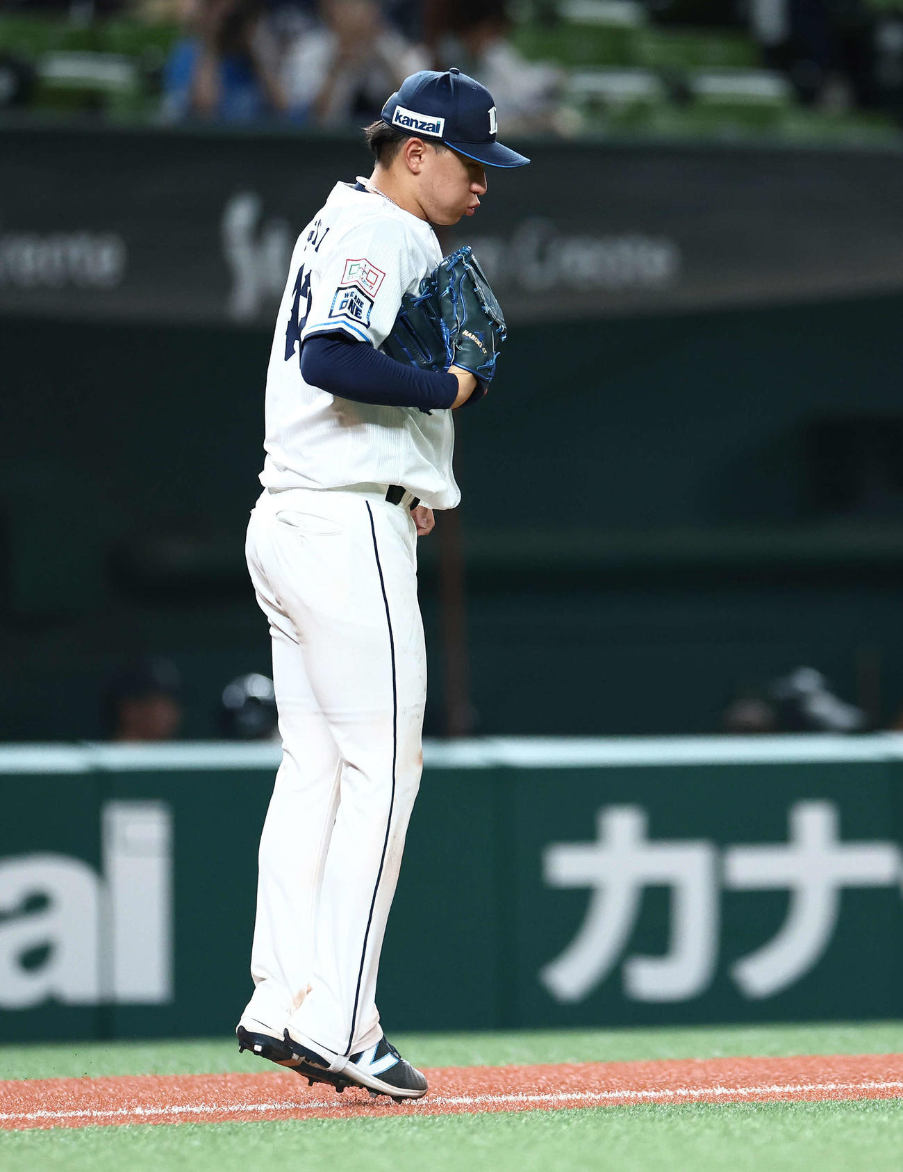 西武対楽天　3回表、マウンドに向かう杉山（撮影・河田真司）