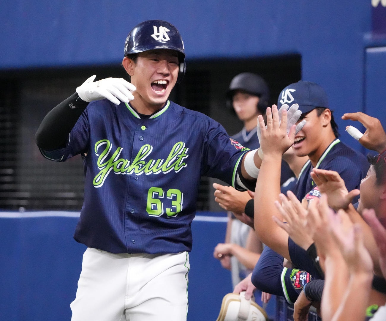 中日対ヤクルト　6回表ヤクルト無死、左越え本塁打を放ちナインとタッチを交わす増田（左）（撮影・森本幸一）