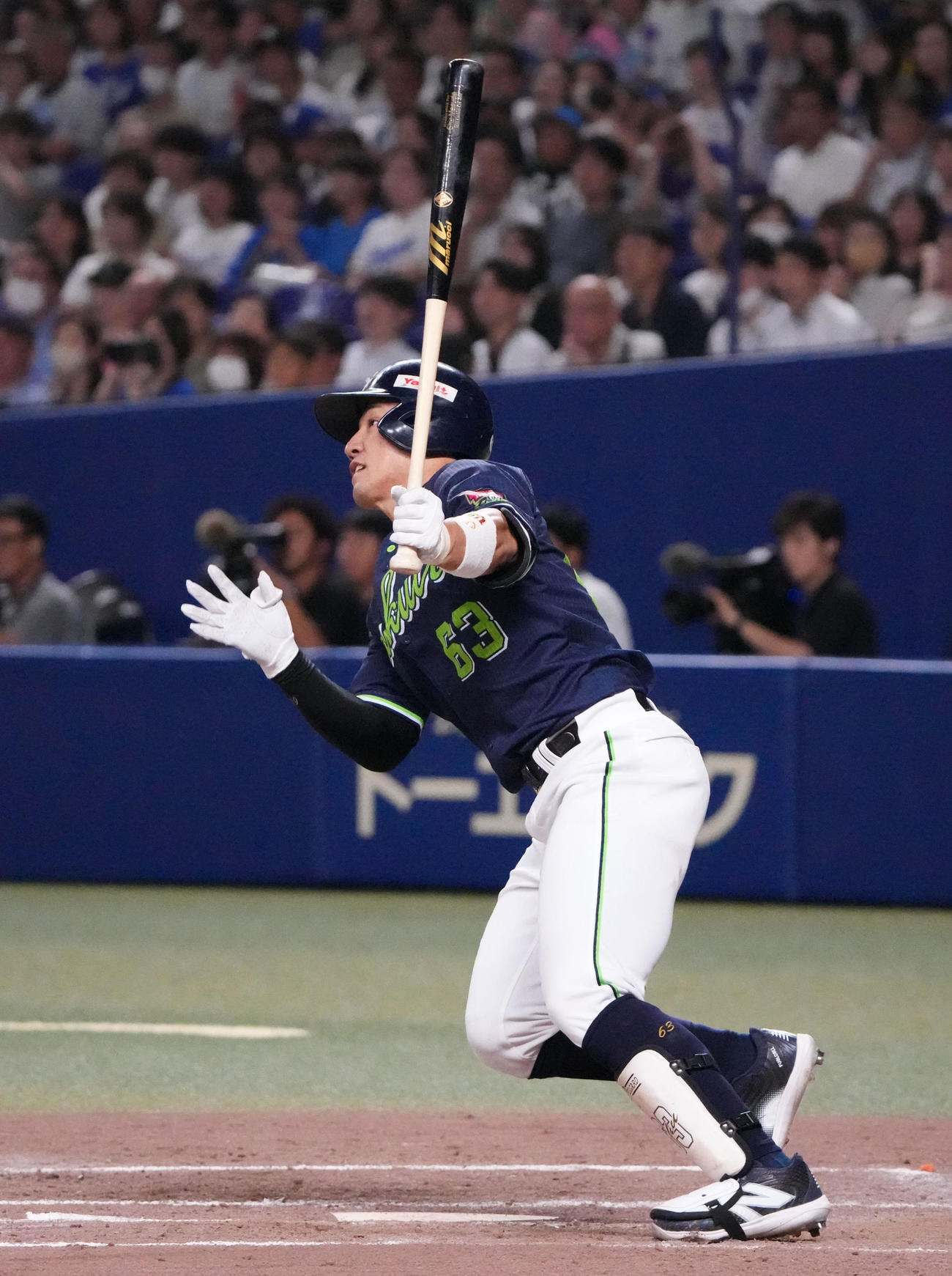 中日対ヤクルト　3回表ヤクルト2死二塁、左中間へ適時二塁打を放つ増田（撮影・森本幸一）