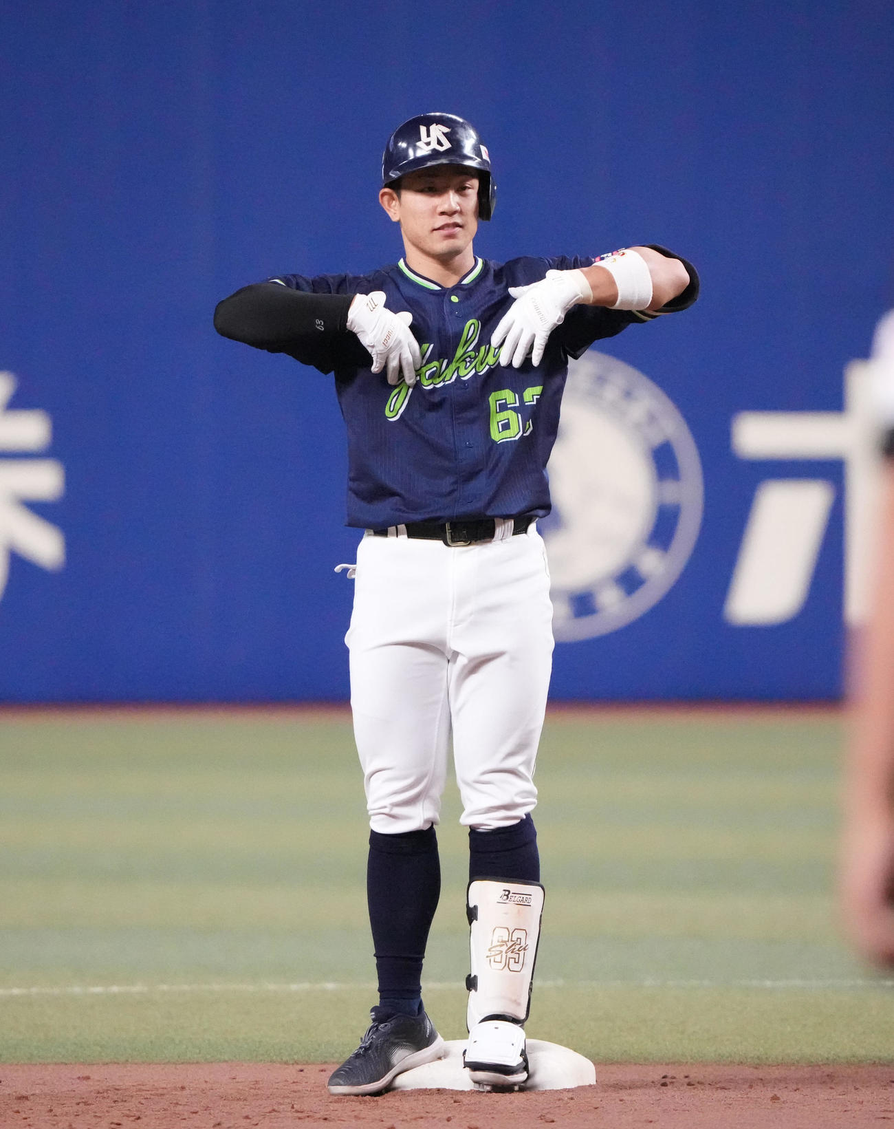 中日対ヤクルト　3回表ヤクルト2死二塁、左中間へ適時二塁打を放った増田（撮影・森本幸一）