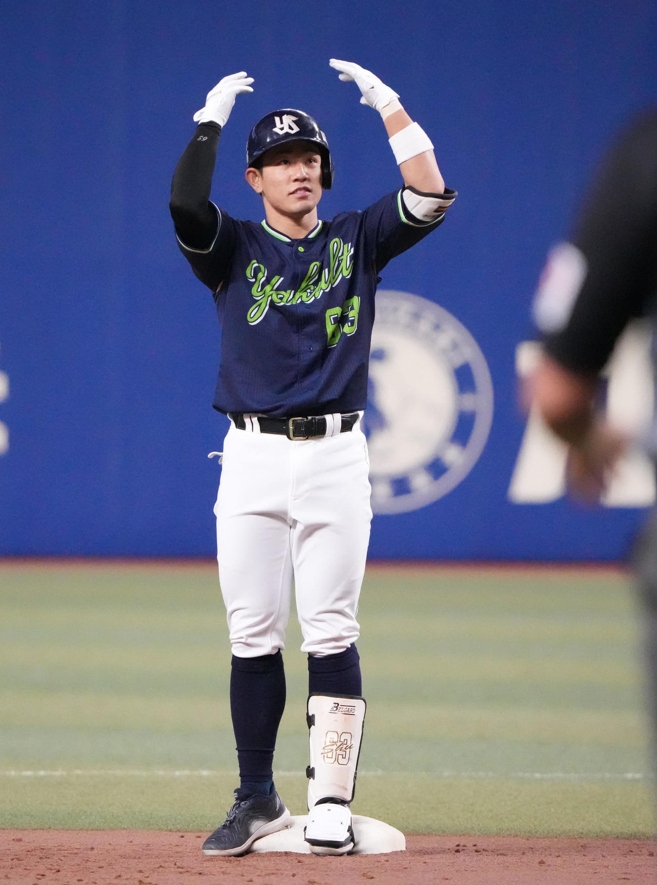 中日対ヤクルト　3回表ヤクルト2死二塁、左中間へ適時二塁打を放った増田（撮影・森本幸一）
