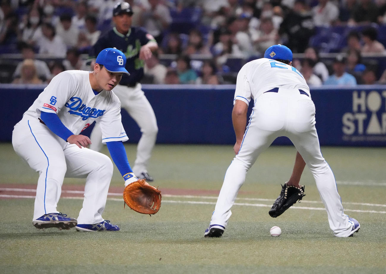 中日対ヤクルト　1回表ヤクルト無死一塁、並木の打球をファンブルする大野（右）（撮影・森本幸一）
