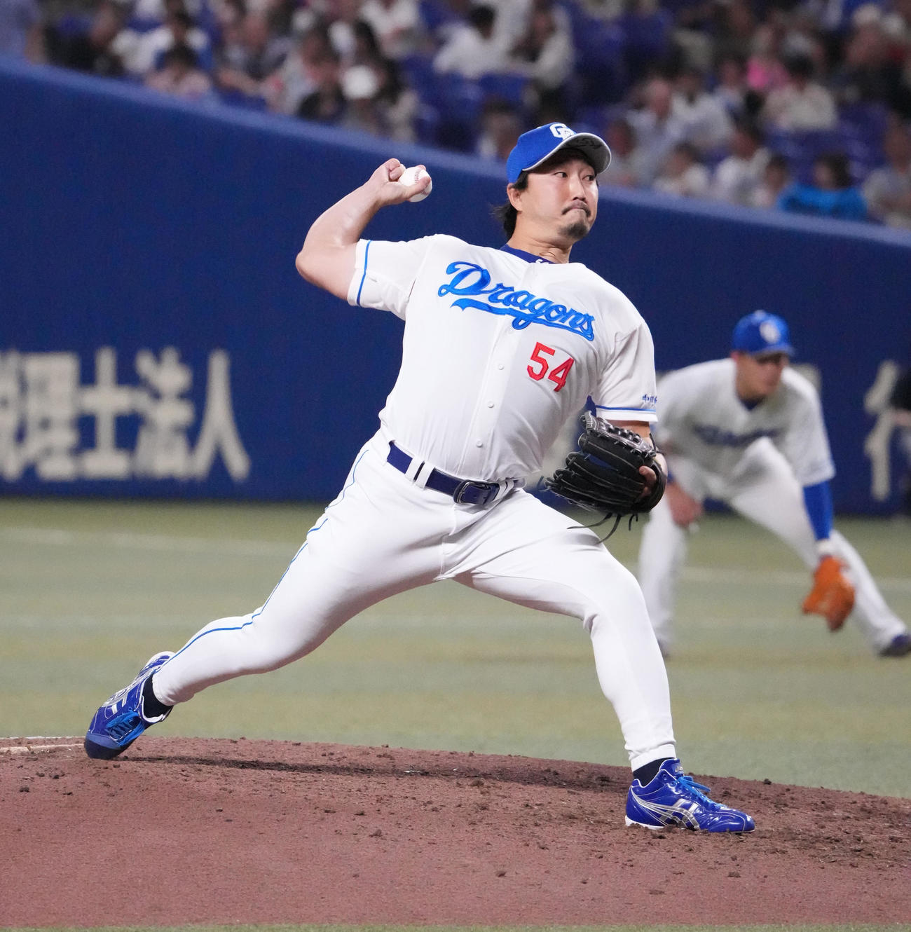 中日対ヤクルト　5回表、中日2番手で登板する藤嶋（撮影・森本幸一）