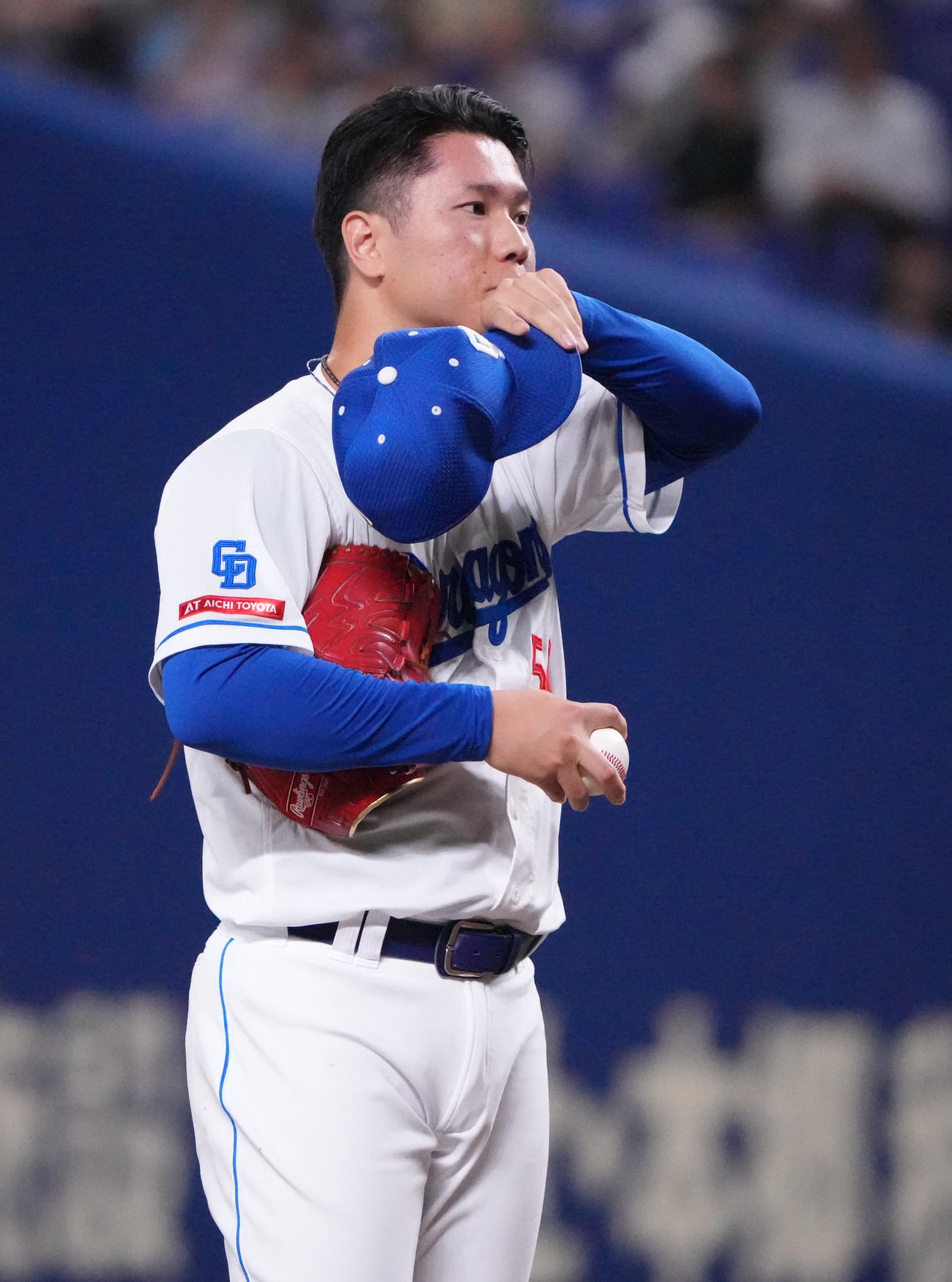 中日対ヤクルト　7回表ヤクルト2死満塁、マウンド上で汗を拭く清水（撮影・森本幸一）