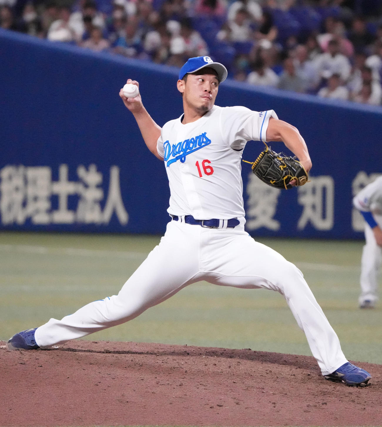 中日対ヤクルト　8回表、中日5番手で登板する岩崎（撮影・森本幸一）