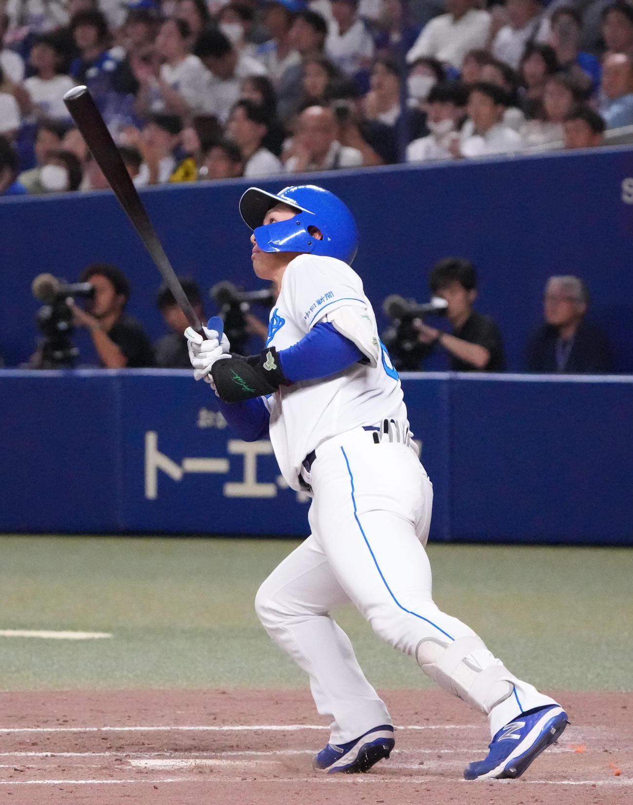 中日対ヤクルト　3回裏中日無死一塁、左越え2点本塁打を放つ福永（撮影・森本幸一）