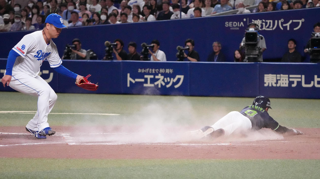 中日対ヤクルト　7回表ヤクルト2死満塁、木下の捕逸で生還する並木（右）、ベースカバーは投手清水（撮影・森本幸一）