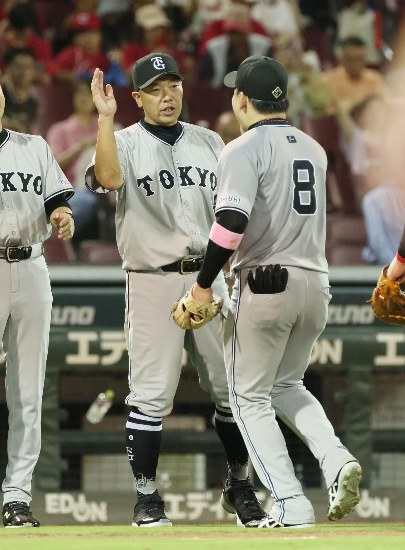 広島対巨人　丸を迎える阿部監督（撮影・加藤孝規）