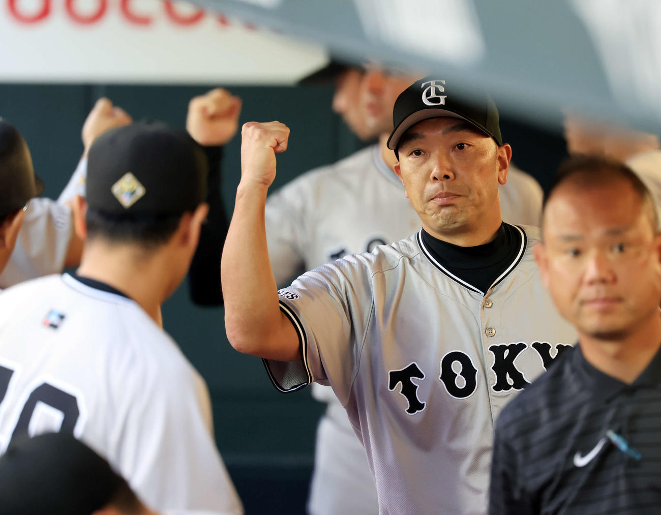 広島対巨人　試合開始直前、ナインとグータッチで気合を入れる巨人阿部監督（撮影・浅見桂子）